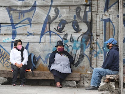 Tres personas protegidas con tapaboca esperan su turno para el testeo de coronavirus, fuera de una clínica en Quito, Ecuador, el 29 de julio pasado.