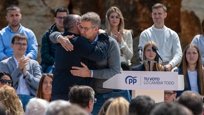 El presidente del PP, Alberto Núñez Feijóo, en una comida popular en Ulldecona (Tarragona), junto al candidato del PP a la presidencia de la Generalitat, Alejandro Fernández, este sábado.