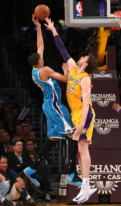 Pau Gasol trata de taponar el lanzamiento de Anthony Davis.