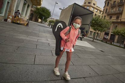 Una niña con mascarilla en una céntrica calle de Pamplona, Navarra. 