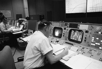 El director de vuelo, Clifford E. Charlesworth, sentado en su puesto en la sala de control del lanzamiento del 'Apolo 8', el 21 de diciembre de 1968.