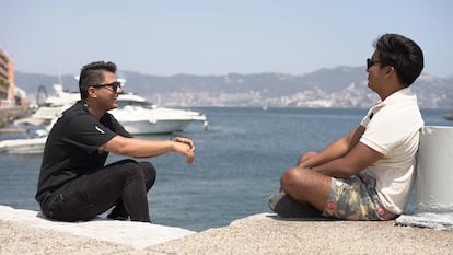 Marlon Valdez y Jonathan Chino durante la entrevista en la bahía de Acapulco, el 18 de abril. 