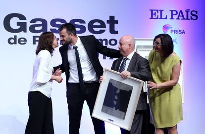 La académica de la RAE Inés Fernández Ordóñez entrega el premio a Mejor Historia o Investigación Periodística concedido a los periodistas de 'El Periódico de Catalunya' Guillem Sànchez, Jesús G. Albalat y María Jesús Ibáñez.