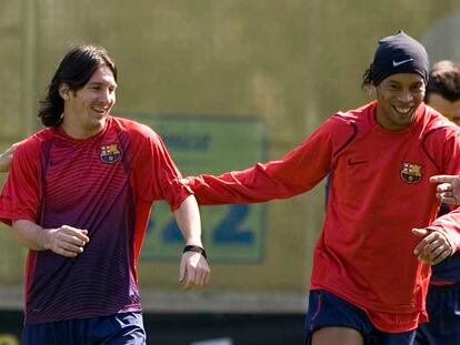 Messi junto a Ronaldinho, que ayer se reintegró a los entrenamientos en grupo después de haber sufrido una amigdalitis.