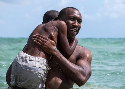 Mahershala Ali (à dir) e Alex R. Hibbert, em uma cena de 'Moonlight'.