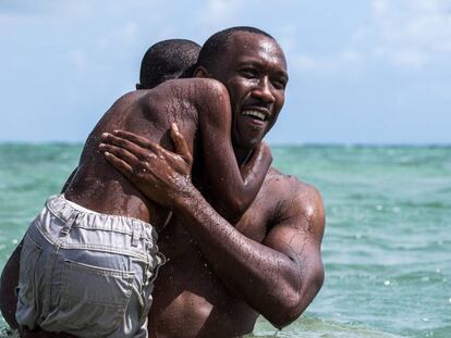 Mahershala Ali (à dir) e Alex R. Hibbert, em uma cena de 'Moonlight'.