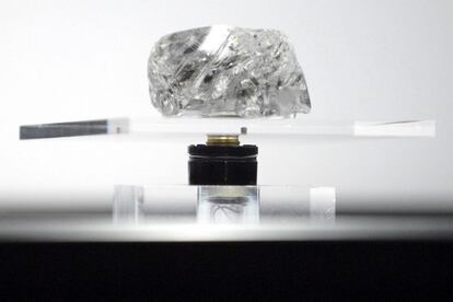 Aún no tiene nombre, pero fue encontrado en 2017 en la mina de Gem Diamonds de Letseng, famosa por el tamaño y la calidad de los diamantes que alberga, que cuentan con el precio de venta promedio más alto del mundo. Este último diamante, de 910 quilates, tiene el tamaño de dos pelotas de golf. Desde Gem aún no han dicho cómo venderán la piedra, pero los analistas estiman que podría oscilar entre los 40 y los 50 millones de dólares.