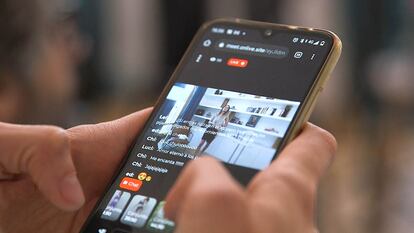 Un usuario sigue la transmisión de un vídeo en directo de ‘live shopping’ desde el móvil.