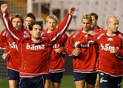 Los jugadores de la selección noruega, durante su entrenamiento de ayer en Mestalla.