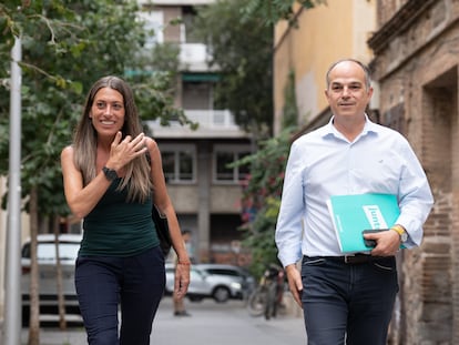 La cabeza de lista de Junts por Barcelona, Míriam Nogueras, y el secretario general del partido, Jordi Turull, a su llegada a una reunión del partido este lunes para valorar los resultados de las elecciones.