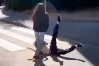 Captura de vídeo donde se puede ver a una menor de 12 años brutalmente agredida por una compañera a la salida de su centro escolar en el barrio madrileño de San Blas.