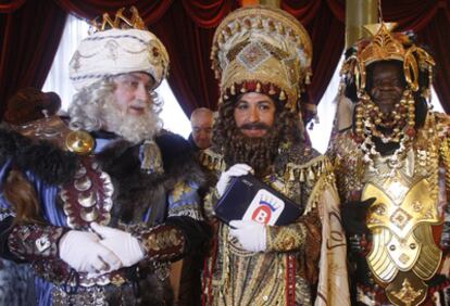 Los Reyes Magos, ayer durante la presentación del desfile de Bilbao en el teatro Arriaga.