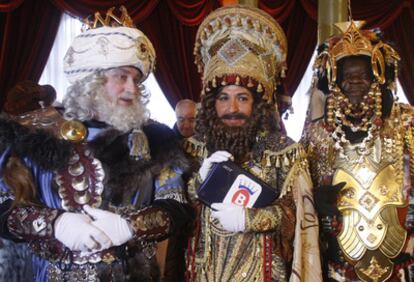 Los Reyes Magos, ayer durante la presentación del desfile de Bilbao en el teatro Arriaga.