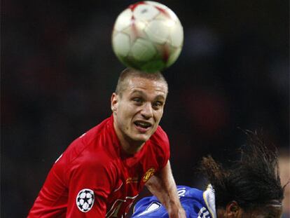 Vidic, ante Drogba.