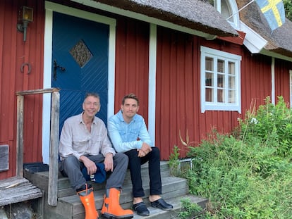 Los investigadores Svante Pääbo y Hugo Zeberg, en la cabaña sueca en la que elaboraron su estudio la semana pasada.