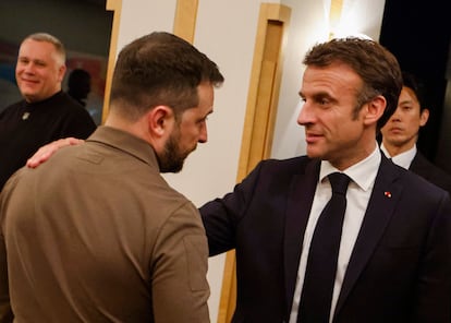 Los presidentes de Ucrania, Volodímir Zelenski (izquierda), y de Francia, Emmanuel Macron, durante una reunión bilateral mantenida al margen de la cumbre del G-7 celebrada en Hiroshima este sábado.