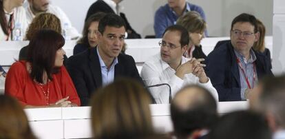 Micaela Navarro, Pedro Sánchez, César Luena i Ximo Puig, en un moment de la reunió del Comitè Federal del PSOE.