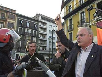 Un <i>ertzaintza</i> trata de impedir que AuB desarrolle su acto electoral en Tolosa.