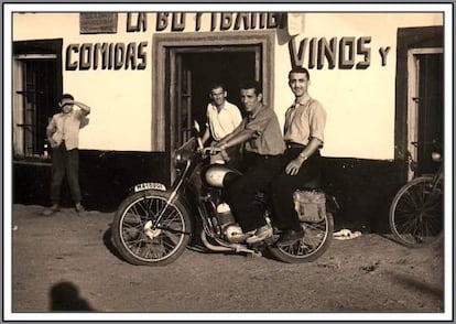 El que aparece conduciendo la moto es el suegro de Francisco Sepúlveda: Antonio Porras González