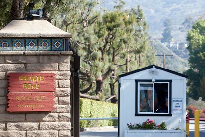 Vista de la entrada de la urbanización Serra Retreat, donde viven Enrique de Inglaterra y Meghan Markle en Malibú.