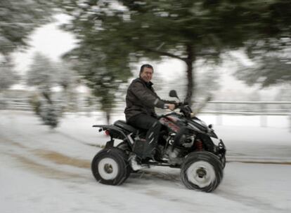 Francisco Granados montando en <i>quad,</i> una de sus grandes aficiones, el viernes en Valdemoro.