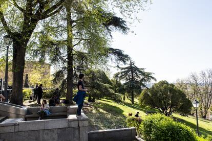 Los jardines de Las Vistillas fueron creados en las décadas de 1930 y 1940 por los arquitectos Fernando García Mercadal y Manuel Herrero Palacios. Desde aquí se divisan la ribera del Manzanares y la Casa de Campo.