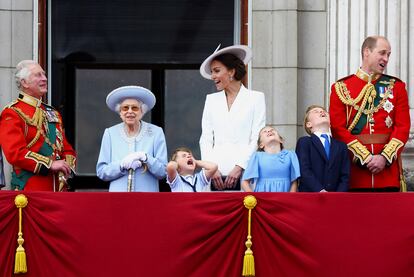 La reina Isabel de Gran Bretaña, el príncipe Carlos, el príncipe Guillermo y Catalina, duquesa de Cambridge junto a la princesa Carlota, el príncipe Jorge y el príncipe Luis en el balcón del Palacio de Buckingham durante las celebraciones del Jubileo de Platino de la reina en Londres, el 2 de junio de 2022.