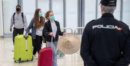 Varios pasajeras caminan por la Terminal 4 del aeropuerto de Madrid-Barajas tras un vuelo de repatriación desde Filipinas.