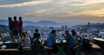 Vista de Sarajevo desde una de las montañas que la rodean.