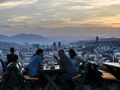 Vista de Sarajevo desde una de las montañas que la rodean.