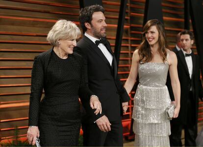 Glenn Close, actor Ben Affleck y su esposa la actriz Jennifer Garner llegan a la fiesta de Vanity Fair tras los Oscar
