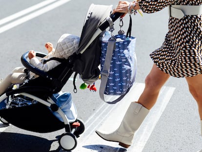Bolsas con compartimentos y correas multiposición para transportar todos los accesorios de tu bebé de manera cómoda y organizada.