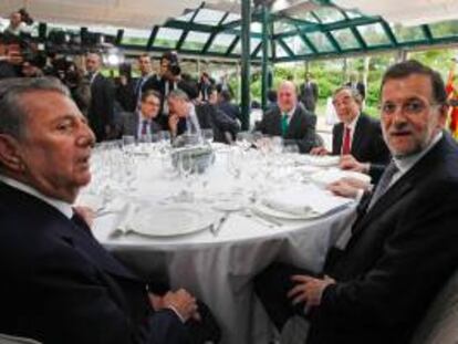 (De i. a d.) El conde de Godó, Javier de Godó; el presidente de la Generalitat de Cataluña, Artur Mas; el presidente de Renault España, José Vicente de los Mozos; el presidente del Salón del Automóvil, Enrique Lacalle; el presidente de la CEOE, Joan Rosell, y el presidente del Gobierno, Mariano Rajoy.
