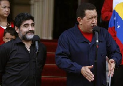 El presidente venezolano, la semana pasada al anunciar la ruptura de relaciones con Colombia en presencia de Diego Maradona