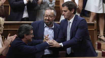 Albert Rivera felicita a Ignacio Prendes en presencia de Juan Carlos Girauta este martes