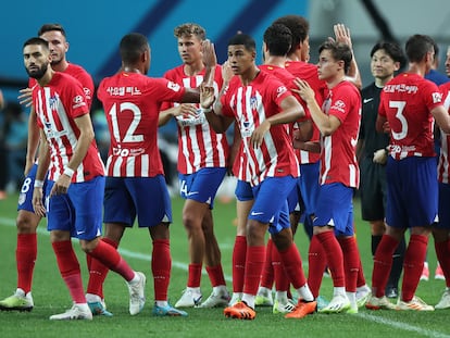 Los jugadores del Atlético celebran uno de los goles marcados al Manchester City, hoy en Seúl (Corea del Sur)