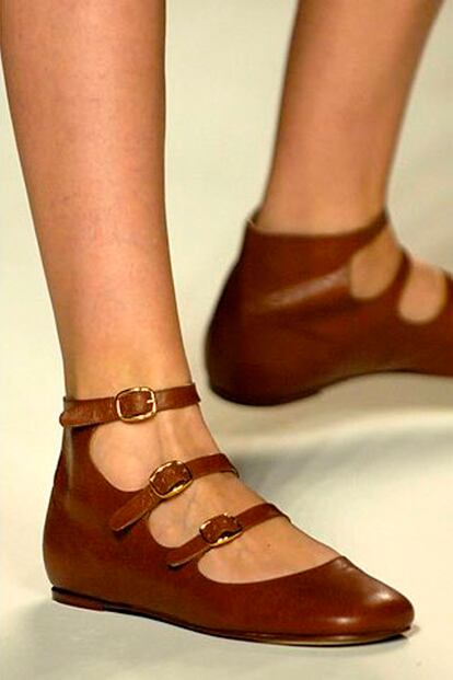 De la colección primavera/verano 2007 rescataríamos también estas sandalias planas de triple hebilla.