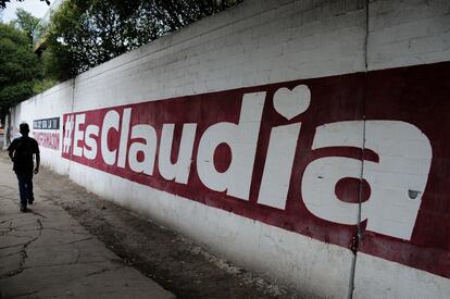 Una barda pintada con un mensaje en favor de Claudia Sheinbaum, en la alcaldía Coyoacán de Ciudad de México