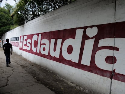 Una barda pintada con un mensaje en favor de Claudia Sheinbaum, en la alcaldía Coyoacán de Ciudad de México, el 20 de junio de 2022.