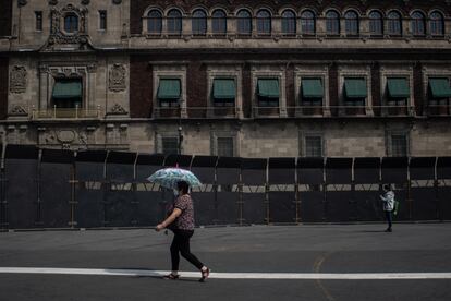 Una valla perimetral instalada frente al Palacio Nacional en preparación para la próxima manifestación del Día Internacional de la Mujer.