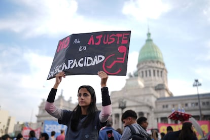 Una manifestante protesta frente al Congreso, este miércoles en Buenos Aires. 