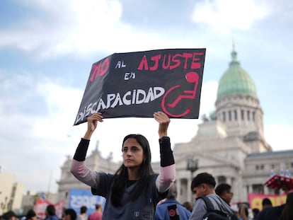 Um manifestante se manifesta em frente ao Congresso na quarta-feira em Buenos Aires, Argentina.