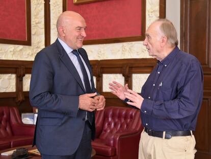 El presidente de la Academia de Cine, Fernando Méndez-Leite (a la derecha), y el alcalde de Valladolid, Jesús Julio Carnero, en su primer encuentro en el marco de la celebración de los premios Goya en la ciudad, ayer jueves 29.