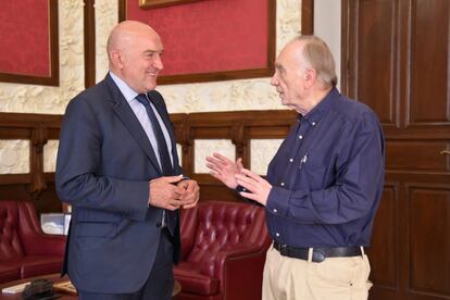 El presidente de la Academia de Cine, Fernando Méndez-Leite (a la derecha), y el alcalde de Valladolid, Jesús Julio Carnero, en su primer encuentro en el marco de la celebración de los premios Goya en la ciudad, ayer jueves 29.