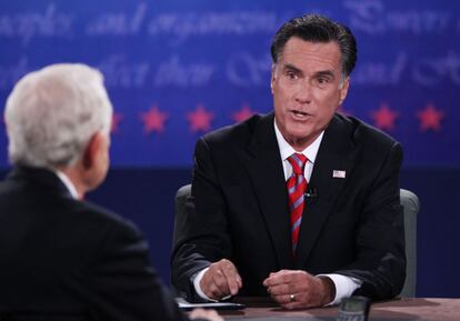 Romney contesta al moderador en un momento del debate.