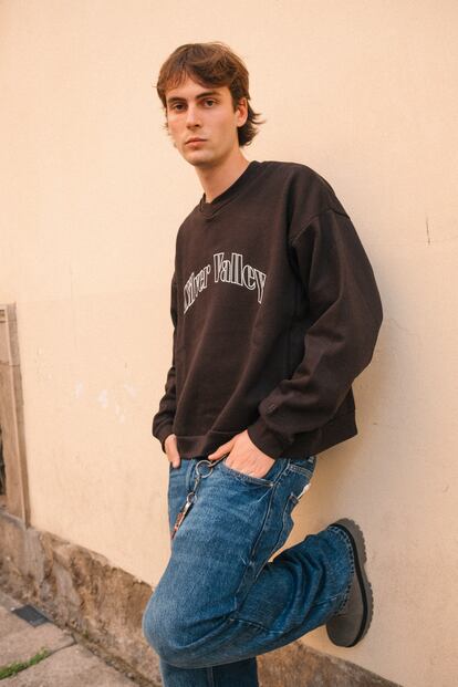 El modelo y creador digital @matteoxcascianelli con jeans baggy y sudadera de Pull&Bear.