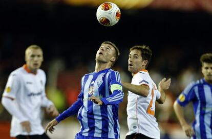 Michel pelea por el bal&oacute;n con Yarmolenko.