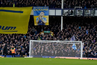 Los aficionados del Everton mostraron una pancarta de apoyo a su jugador Mykolenko.