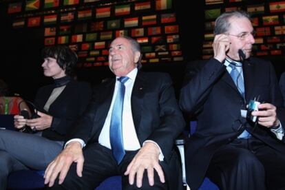 Joseph Blatter, presidente de la FIFA, y Jacques Rogge, presidente del COI, durante la ceremonia de inauguración del 61 Congreso de la FIFA.