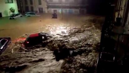 Vista de una calle de la localidad de Sant Llorenç des Cardassar (Mallorca), durante las inundaciones y el desbordamiento de torrentes, provocados ayer por las fuertes lluvias en la isla. Las riadas registradas en el levante mallorquín constituyen una de las tragedias más graves causadas por lluvias en los últimos 25 años en España.